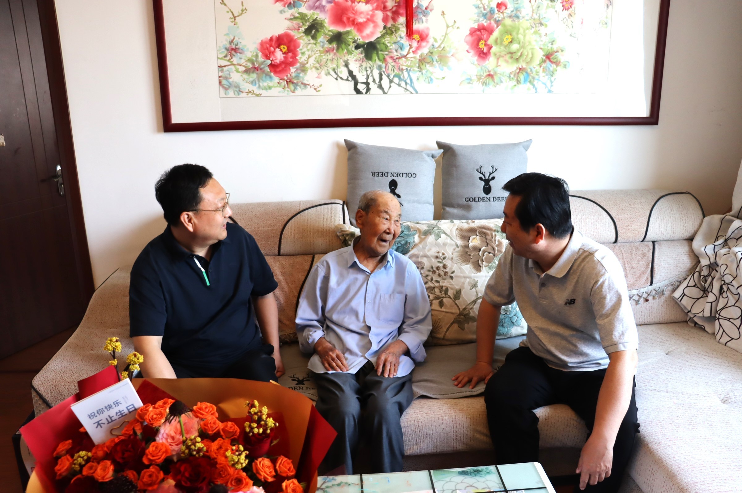 1714295511579724.jpg 3刘春生老师与校领导开心交流.JPG