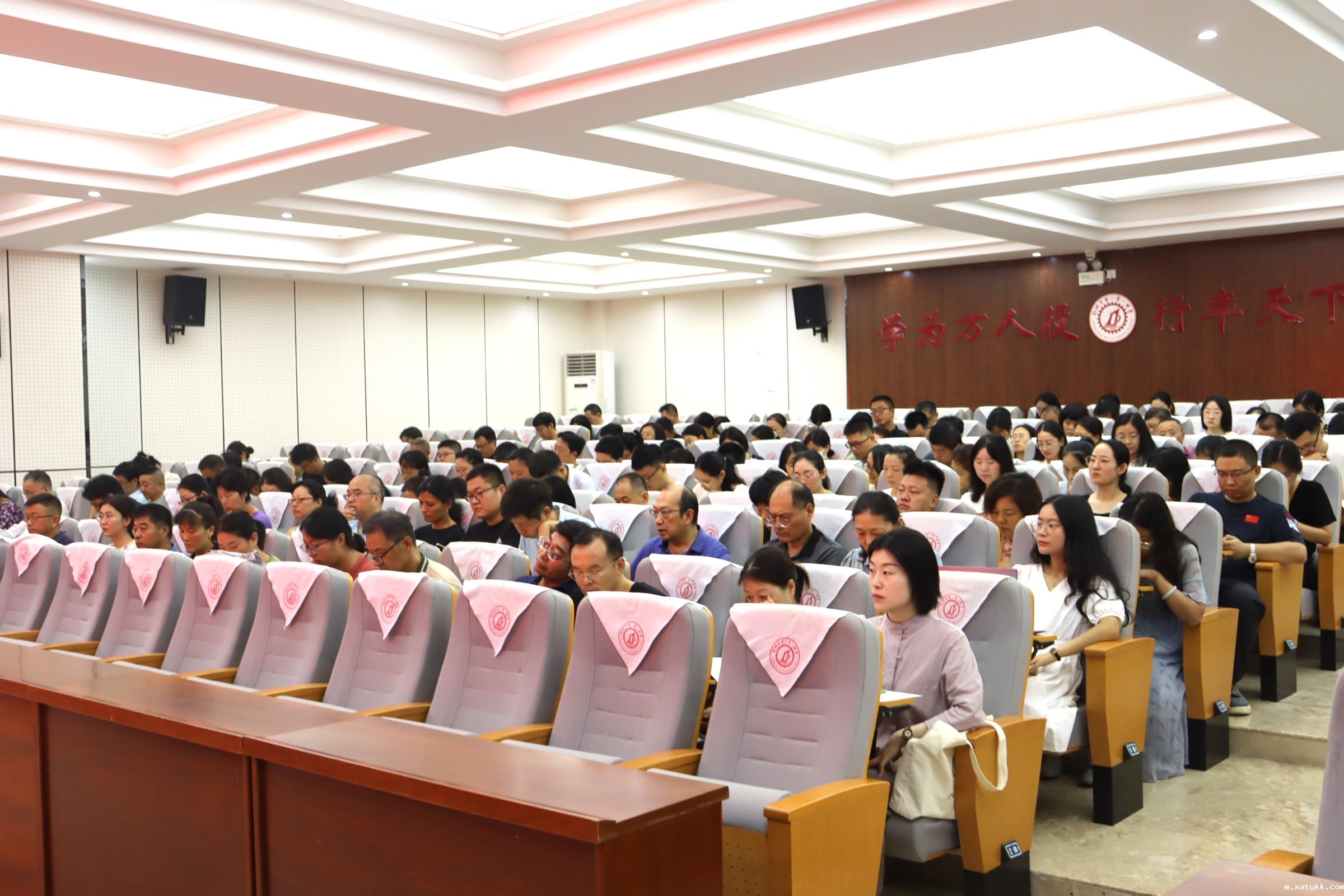 1724578079429887.jpg 5全体教职工认真听讲.JPG