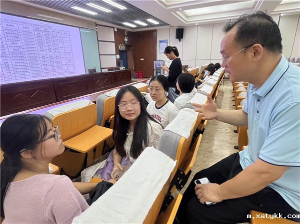 1725350332211156.jpg 5许鹏老师与实习生亲切交谈.jpg