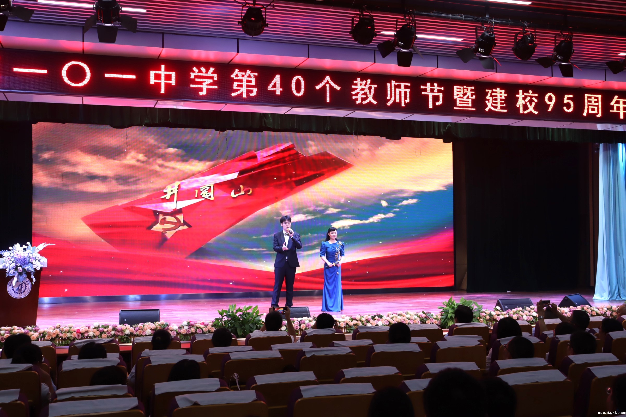 1725960512728312.jpg 7温冰老师、党佳成同学合唱《不忘初心》.JPG