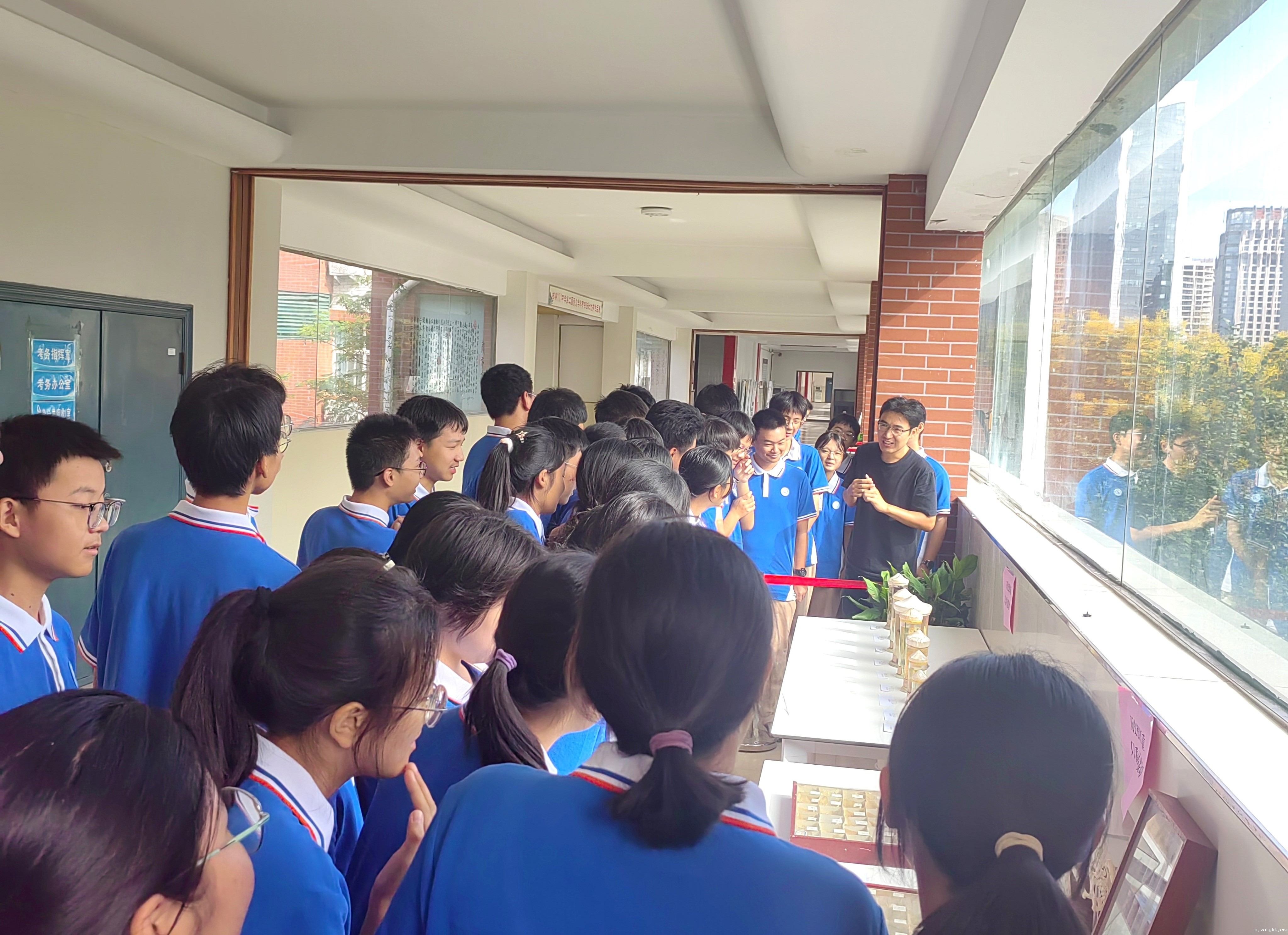 1726110677490002.jpg 1朱奎鹏老师讲解学校老物件.jpg