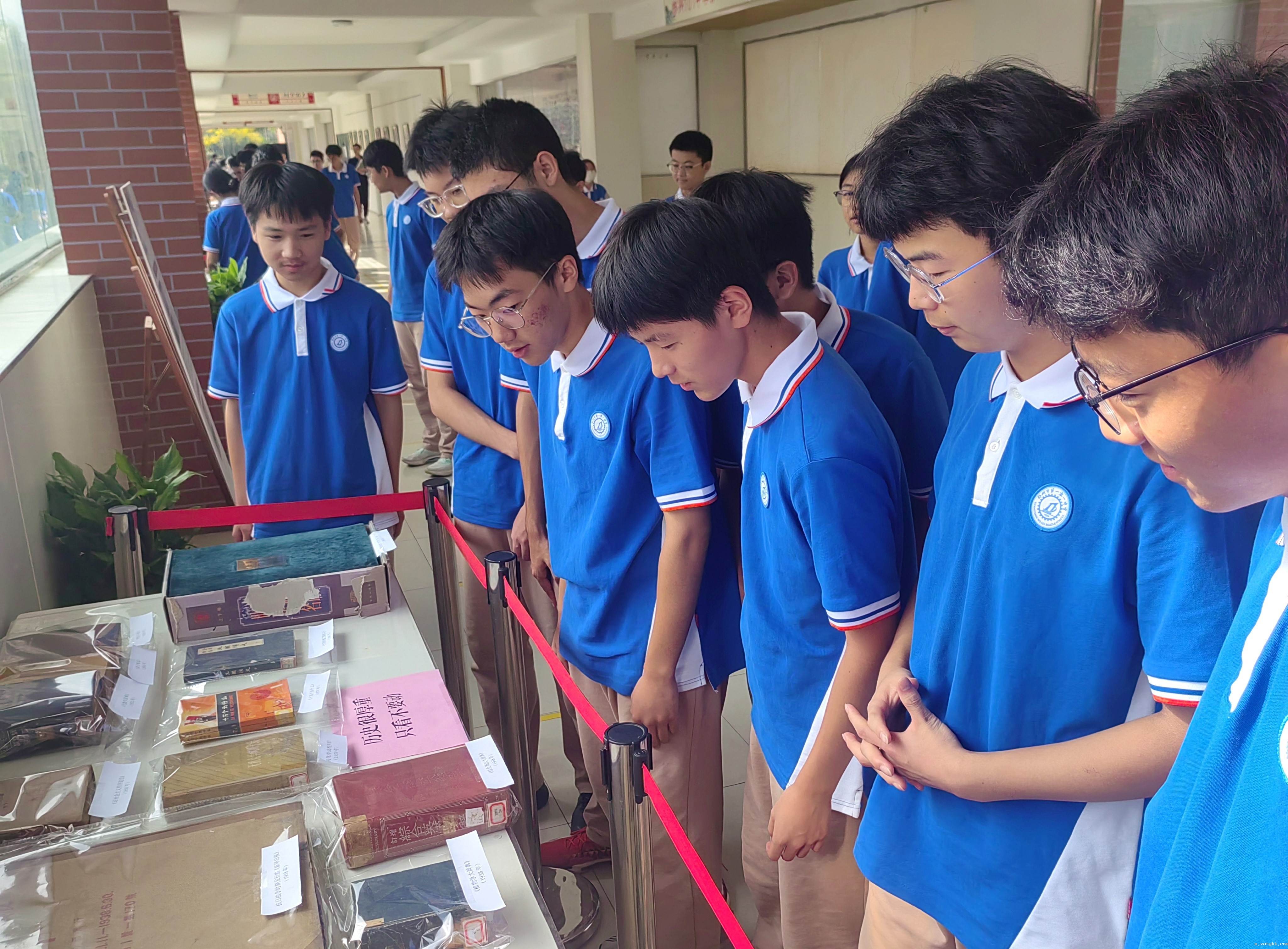 1726110685116956.jpg 2学生驻足观看.jpg