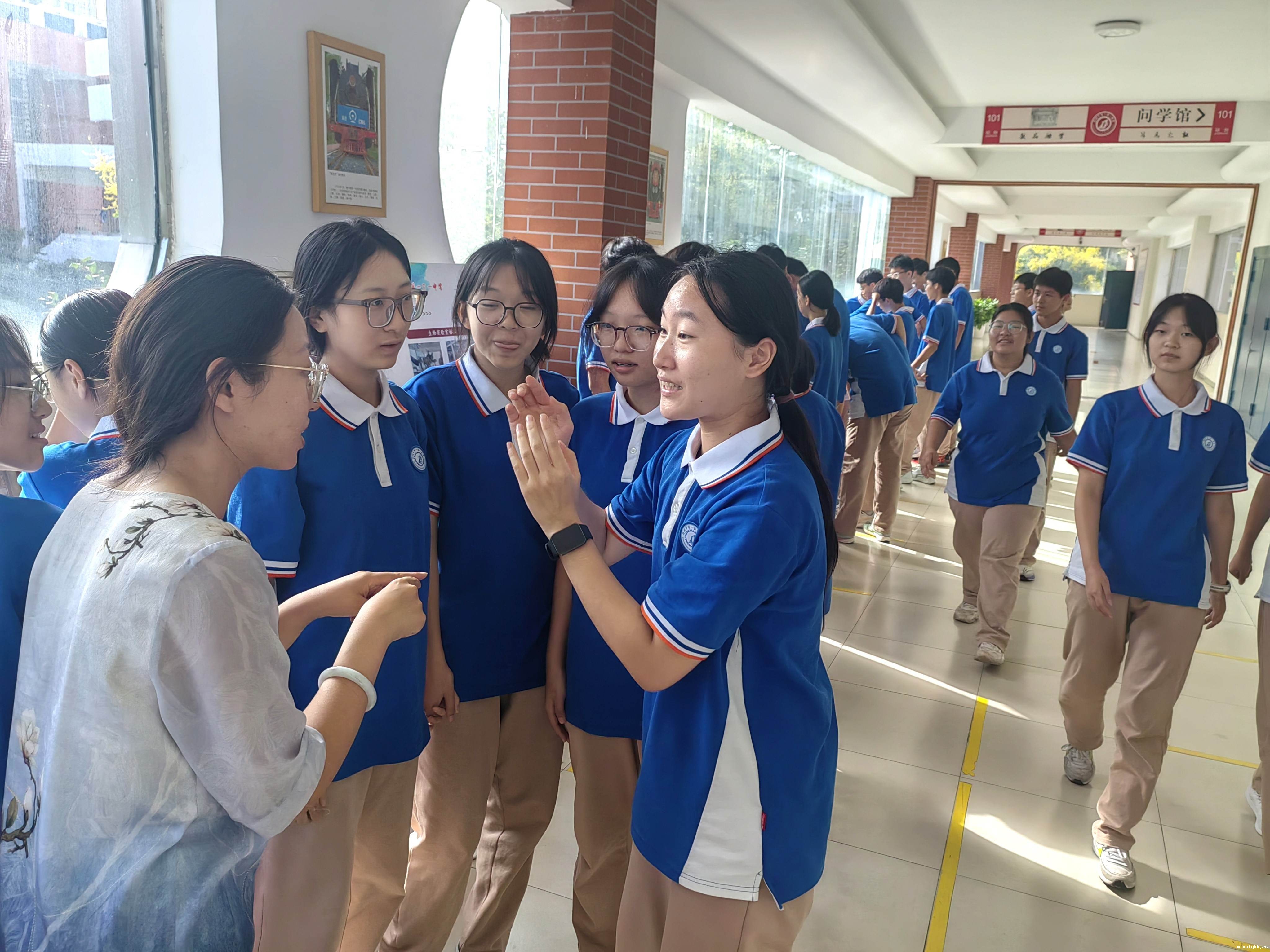 1726110698936629.jpg 4学生与老师交流参观感受.jpg