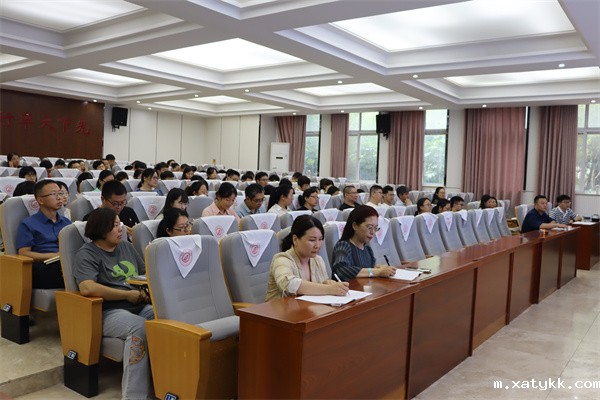 1726816996121095.jpg 2、老师们听得很认真.jpg