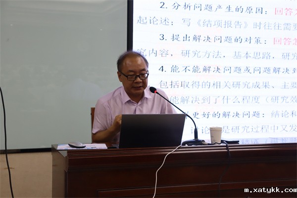 1726817053804005.jpg 3河南省教育科学规划院韩和明主任作讲座.jpg