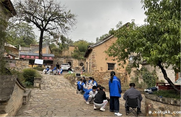 1729502062609674.jpg 3、师生一起作画.jpg