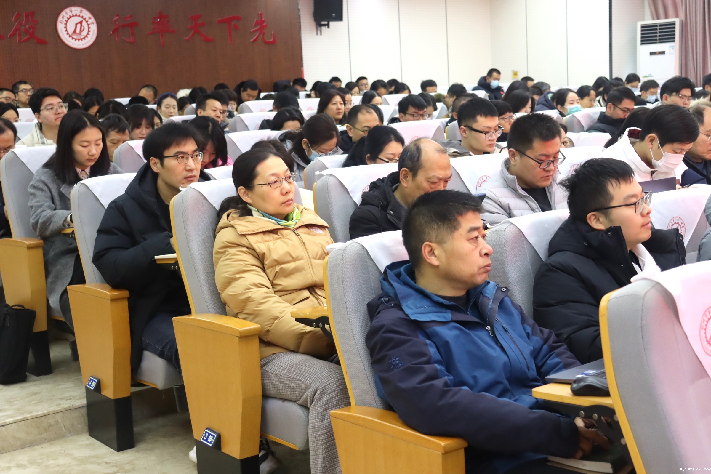 1739495588993818.jpg 4全体教职工认真学习.JPG