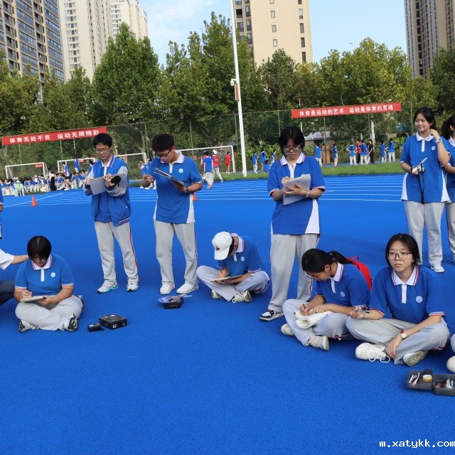 1759220216590266.jpg 3、高二美术班同学现场作画.JPG