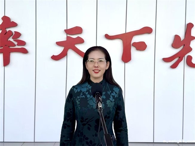 1760002614245410.jpg 2、校长谭纪萍宣布田径运动会开幕.jpg