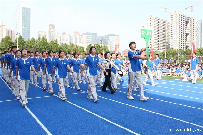 1760002810940502.jpg 8、班级方阵入场.jpg