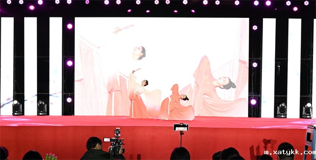 1760003240531485.jpg 11、师生同台演绎舞蹈《湘君湘夫人》.jpg