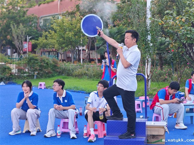 1760003633821304.jpg 1、校党委书记李国喜在起跑点鸣枪.jpg