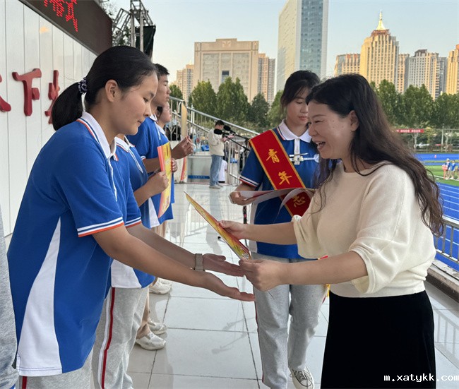 1760003649978973.jpg 3、副校长高淑敏为获奖班级颁奖.jpg