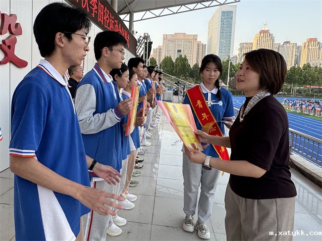 1760003661370331.jpg 4、纪委书记段燕为获奖班级颁奖.jpg