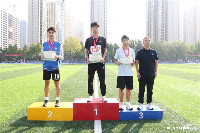 1760003670442667.jpg 5、副校长王国威为获奖学生颁奖.jpg