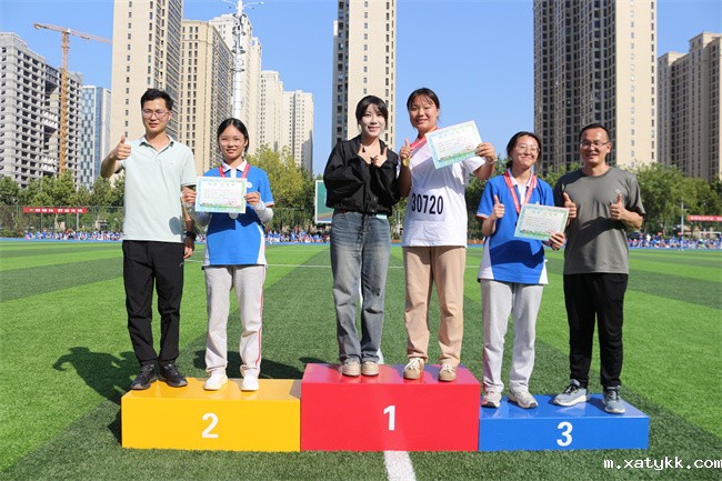 1760003703553345.jpg 8、获奖学生与班主任合影留念.jpg