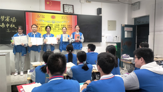 3.各班开展主题班会表彰获奖同学（1）.jpg
