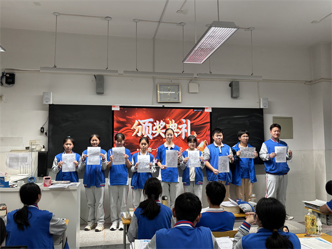 3.各班开展主题班会表彰获奖同学.jpg