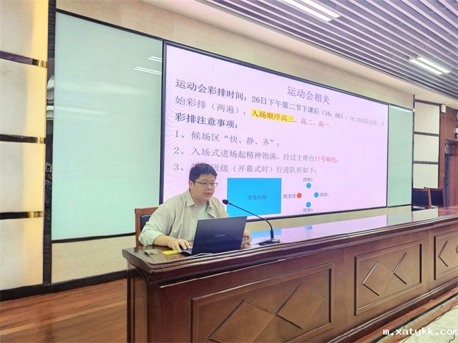 02学生发展中心副主任柏强介绍运动流程.jpg