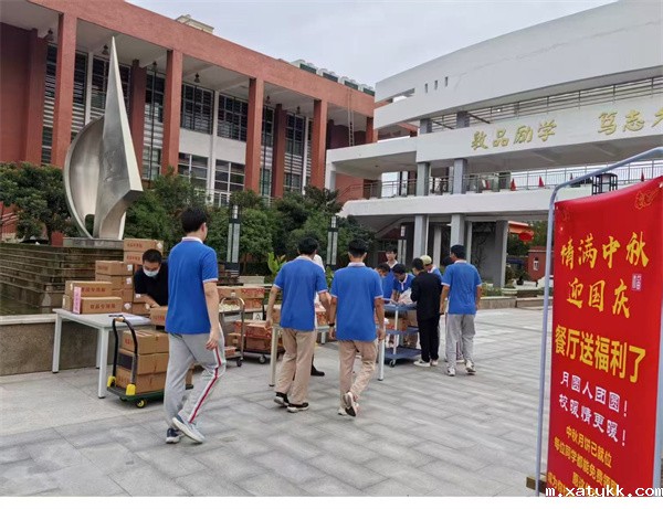 1760079936900353.jpg 4-排队领取月饼.jpg