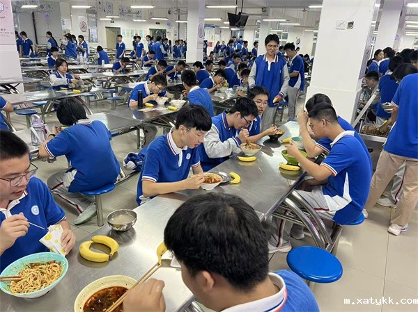 1760079944109709.jpg 6-领到赠送的水果了.jpg