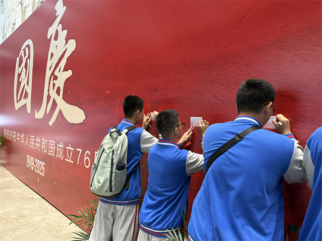 6同学们向祖国母亲写下祝福.jpg