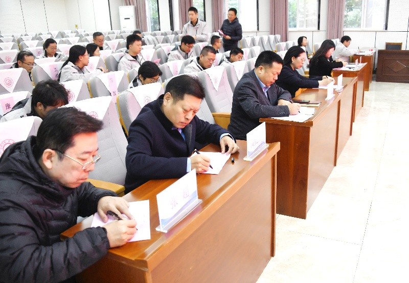 1761491630212878.jpg 8代表认真填写选票_副本.jpg