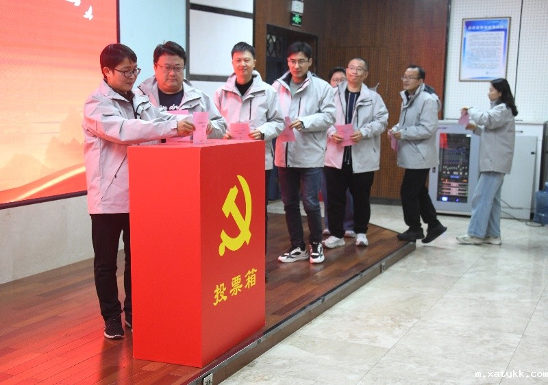 1761491650981554.jpg 10一线教师代表行使投票权_副本.jpg