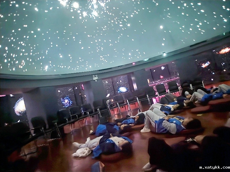 1761492245985212.jpg 02学生沉浸体验宇宙的视觉壮阔_副本.jpg