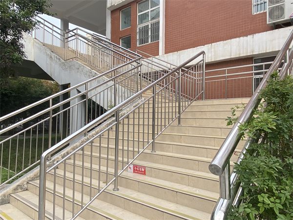 6-新增的防滑栏杆.jpg