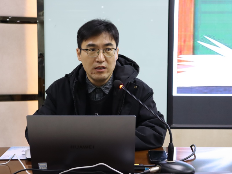 1768178188431823.jpg 7、河南省最美教师、历史组教研组长朱奎鹏老师讲座中.JPG