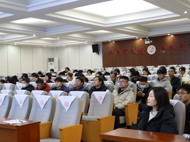 1768178236642292.jpg 9文科老师认真听讲.JPG