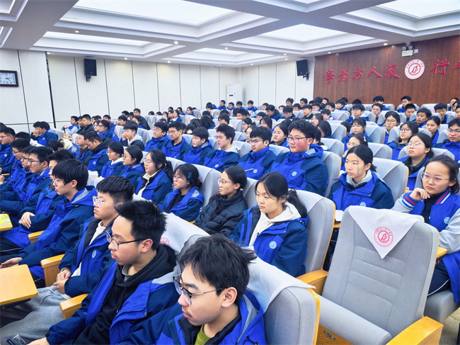 1772796094511303.jpg 6、参与讲座的高一学生.jpg