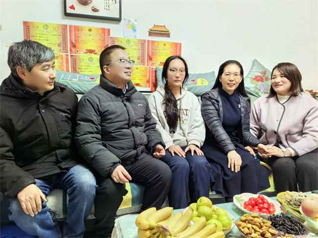 2、家长拉着校长的手不断表达着感激之情.jpg