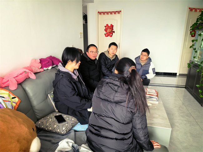 3、相谈甚欢.jpg