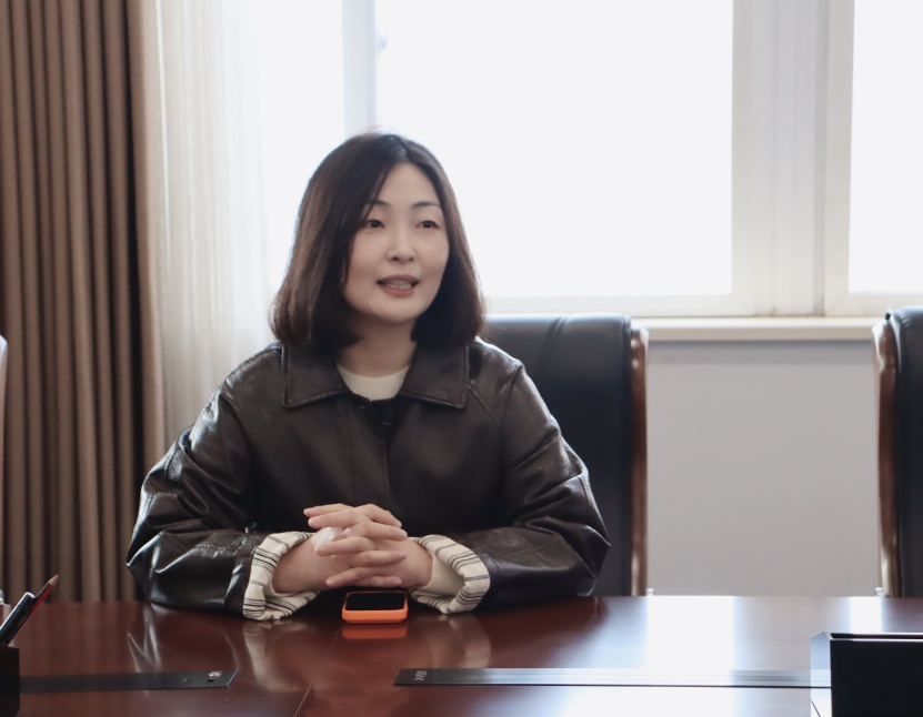 3  教师发展中心主任朱春英主持活动.jpg