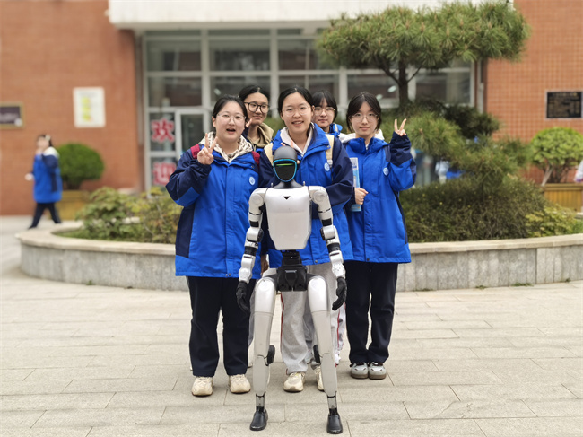 4、课间时间，同学们与机器人合影.jpg