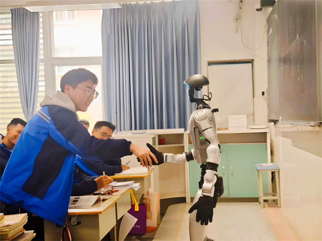 6、机器人走进课堂与同学互动.jpg