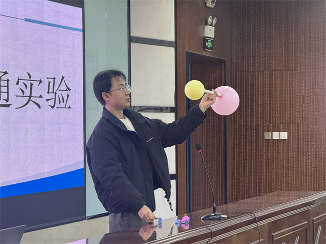 1774492235483548.jpg 8、大小气球连通实验.jpg