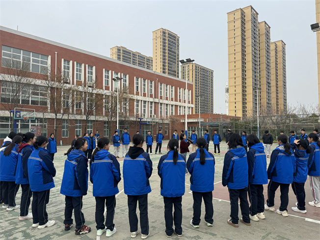 1774494727117648.jpg 1、心理教师张志丹带领同学们进行室外团辅活动.jpg