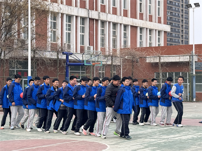 1774494737973378.jpg 2、集体运球.jpg